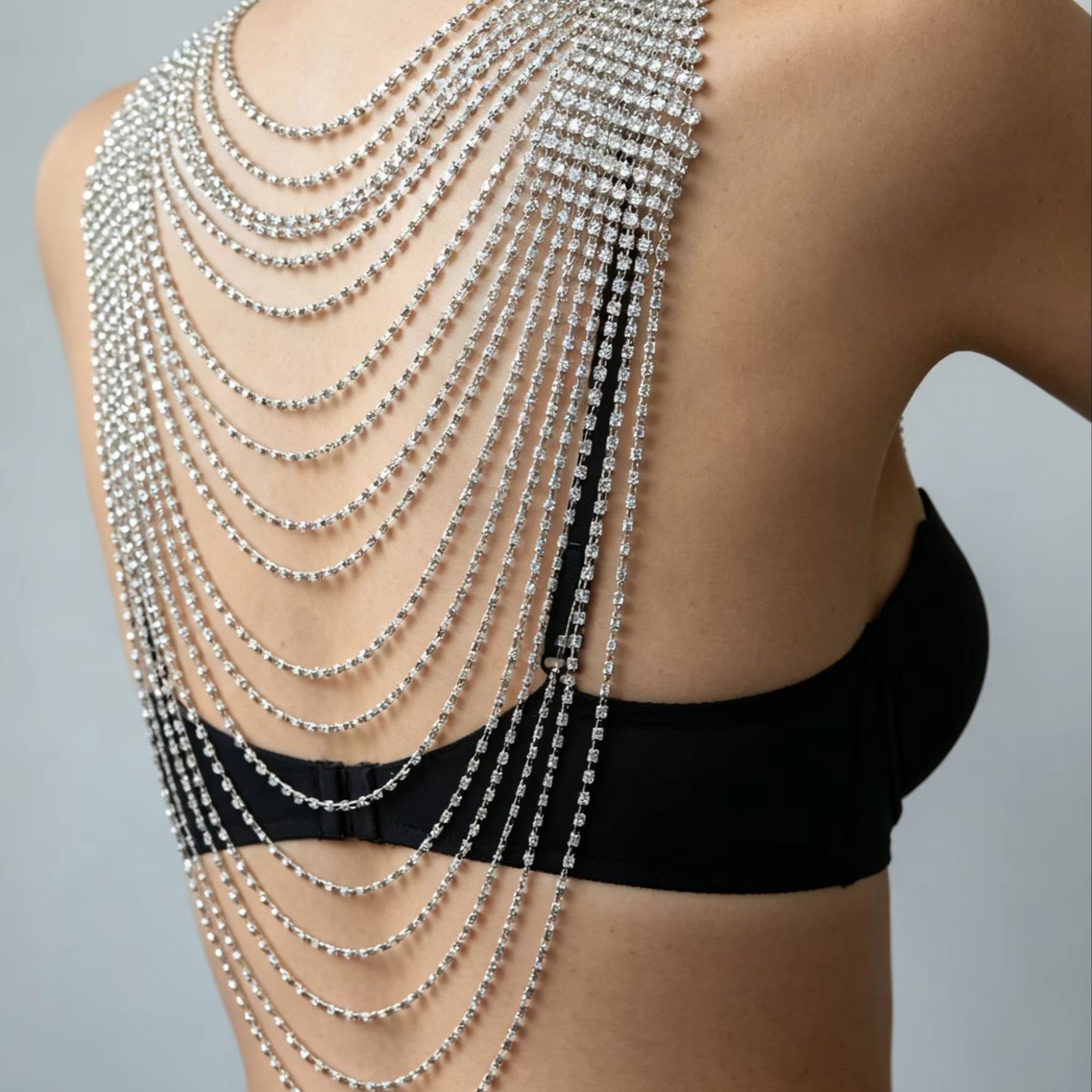 Body Jewelry Back - 宴会用のおしゃれな多層ボディチェーン — 絶妙でセクシーなラインストーンバックチェーン、ビーチパーティーにぴったりのキラキラ輝くギフト