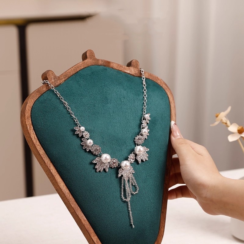 木製ネックレスディスプレイスタンド、白い革製ソフトマット付き - Body Jewelry Stores のレビューと価格