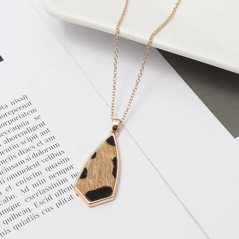 アクリルアワビシェルヒョウ湾曲した幾何学的なペンダントネック - Body Jewelry Brands のレビューと価格