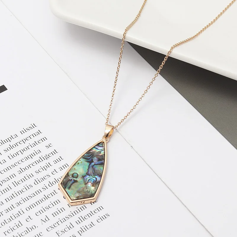 アクリルアワビシェルヒョウ湾曲した幾何学的なペンダントネック - Body Jewelry Brands のレビューと価格