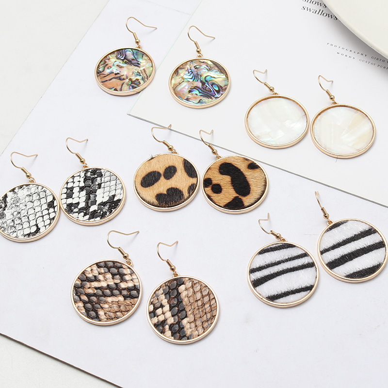 大きな丸いアワビ貝殻の紙のような曲線を描く幾何学模様のダング - Body Jewelry Brands のレビューと価格
